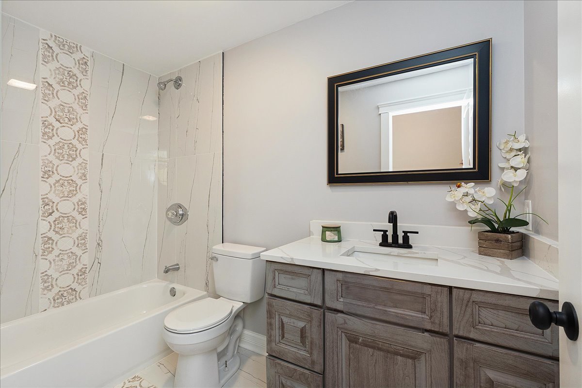 200 West Crawford Street Peotone, IL 60468 - Photo 17 of 42 a bathroom with a toilet sink vanity tub and mirror