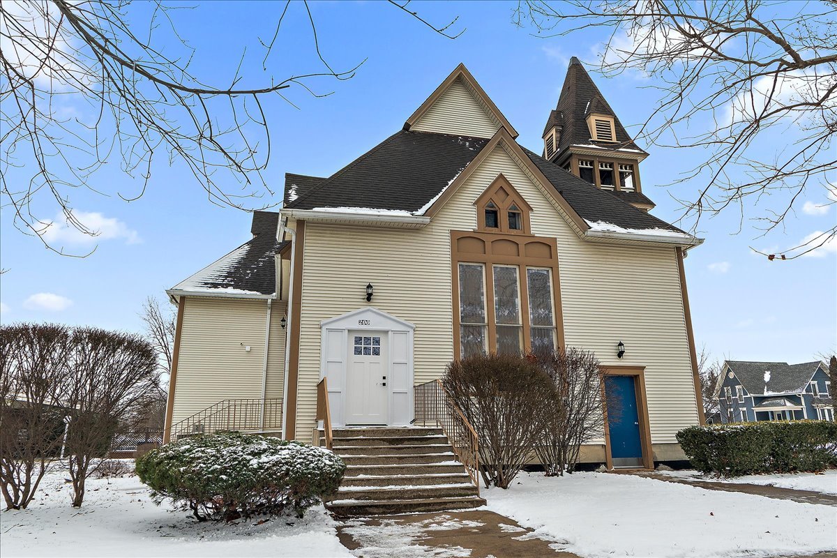 200 West Crawford Street Peotone, IL 60468 - Photo 2 of 42 a front view of a house with garden