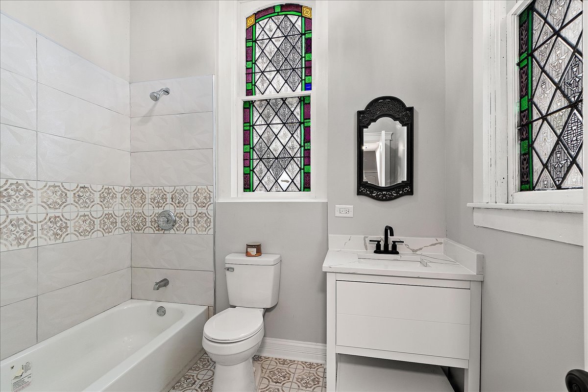 200 West Crawford Street Peotone, IL 60468 - Photo 26 of 42 a bathroom with a sink toilet and shower