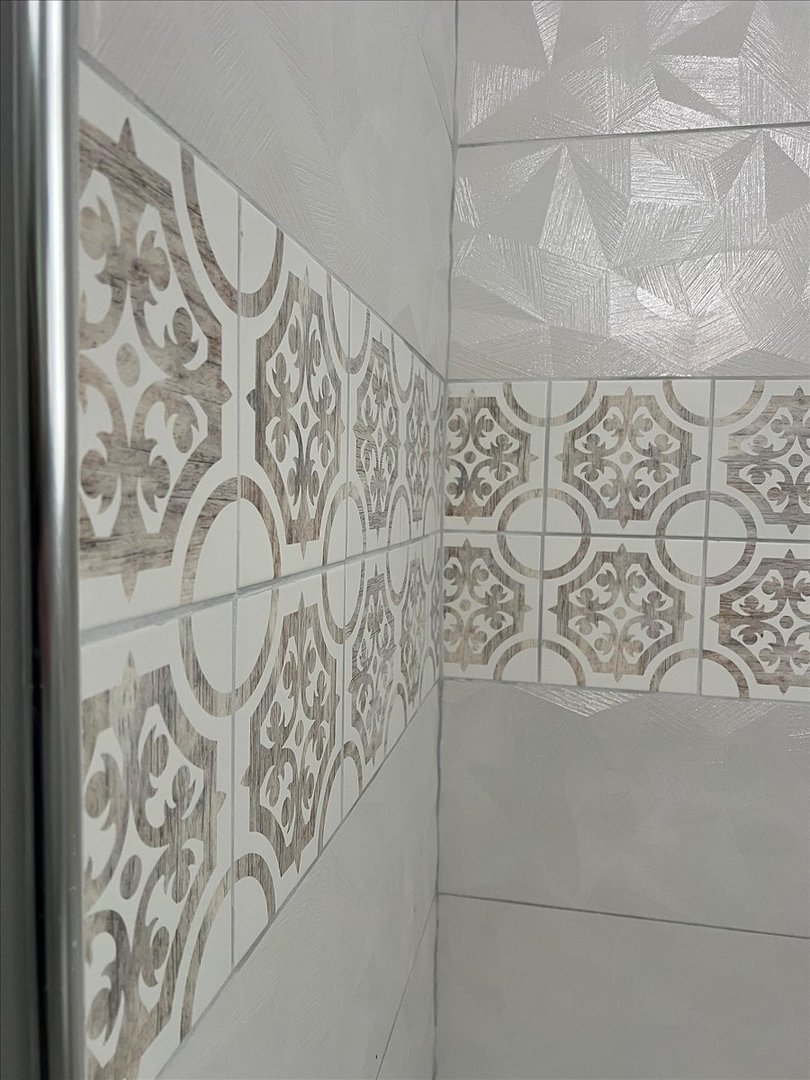 200 West Crawford Street Peotone, IL 60468 - Photo 27 of 42 a bathroom with a bathtub and shower curtain