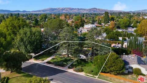 a view of house with garden and trees