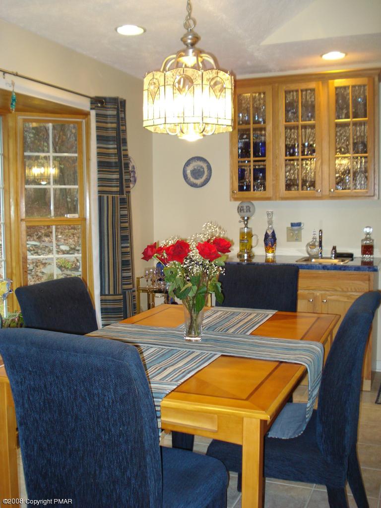 507 Cays Road Stroudsburg, PA 18360 - Photo 4 of 31 dining area