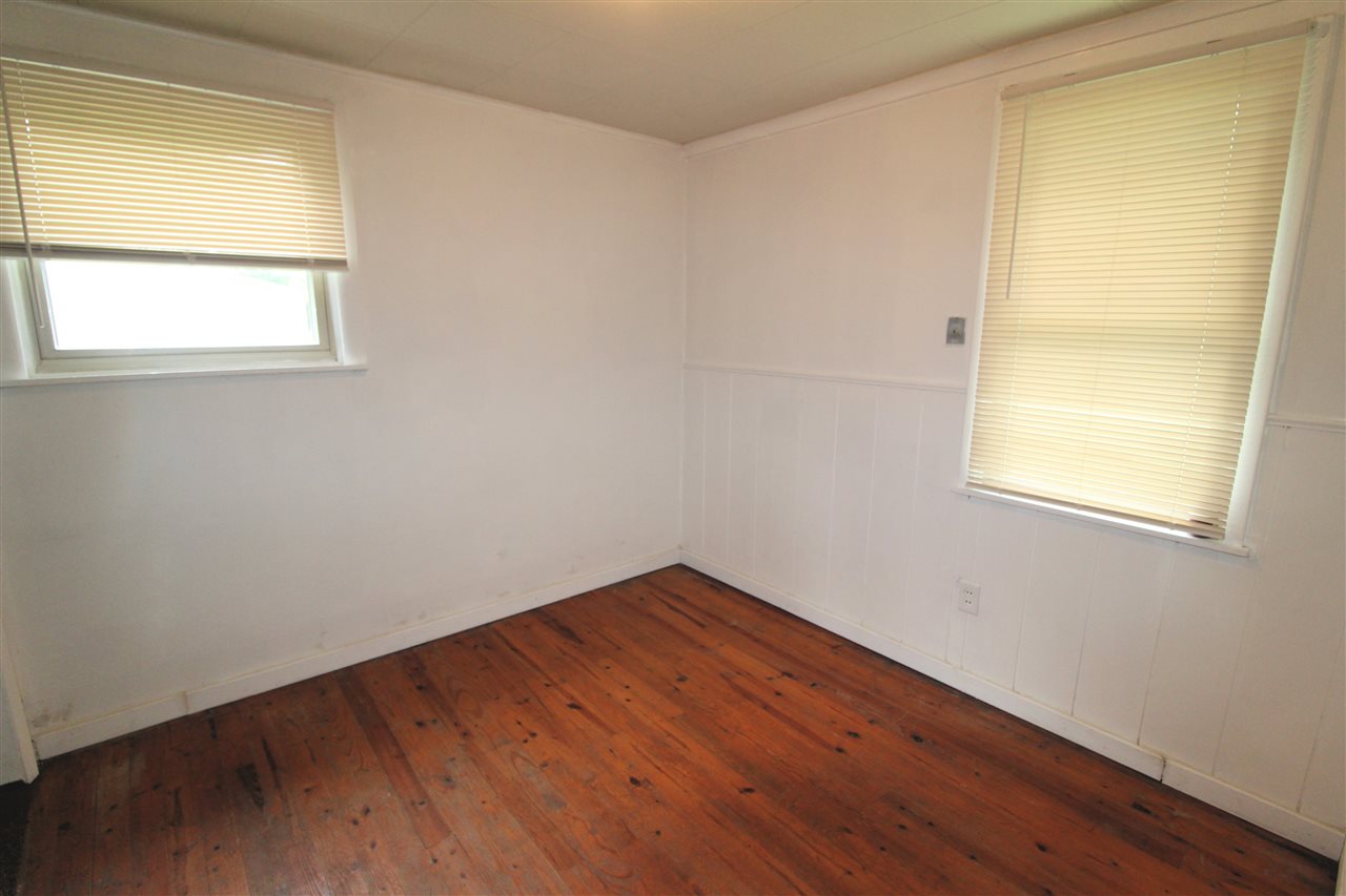 2261 Dutcher Road Flint, MI 48532 - Photo 9 of 17 31390978-8.JPG