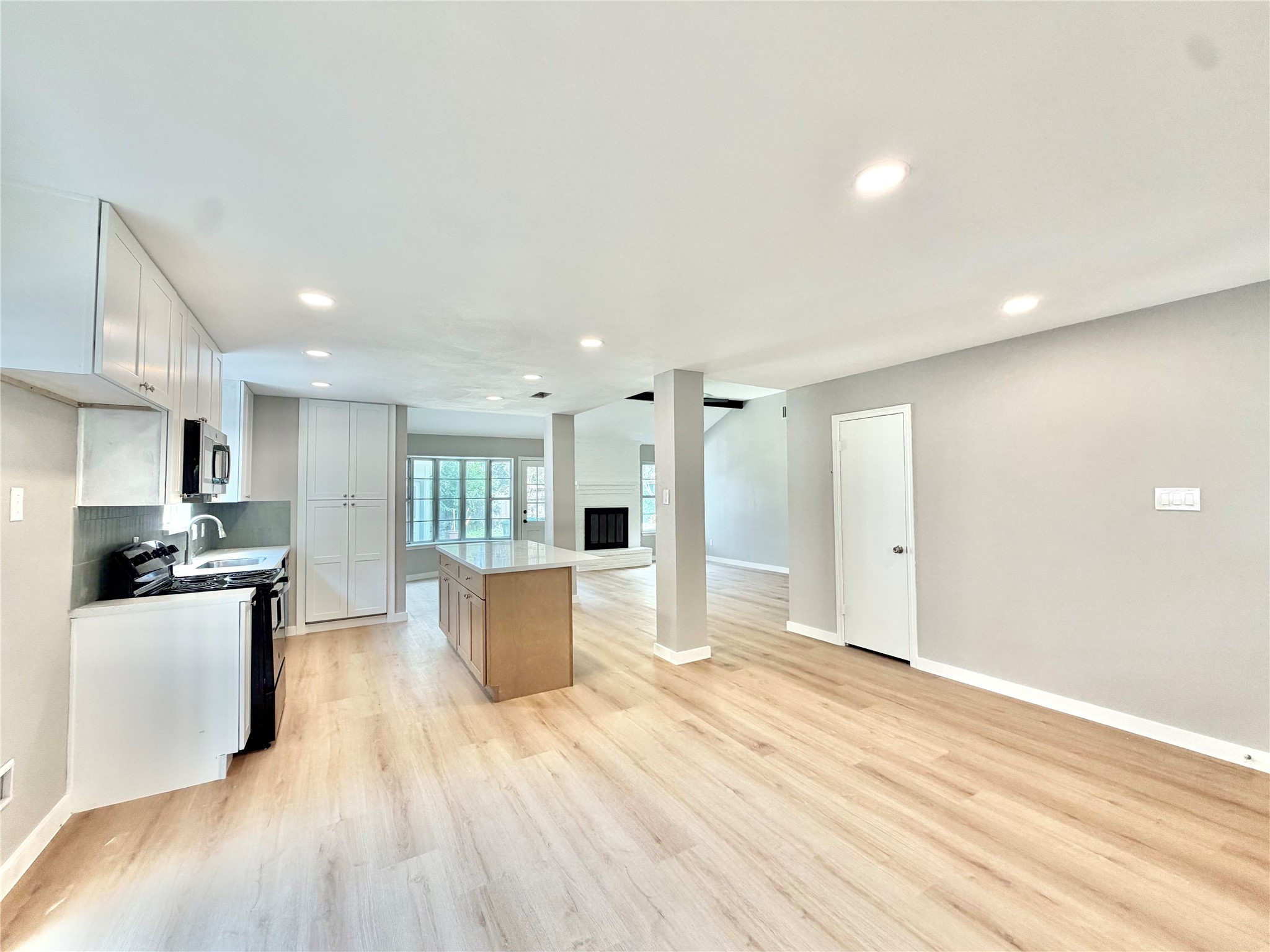 9010 Roos Road Houston, TX 77036 - Photo 7 of 42 Gallery Image 7