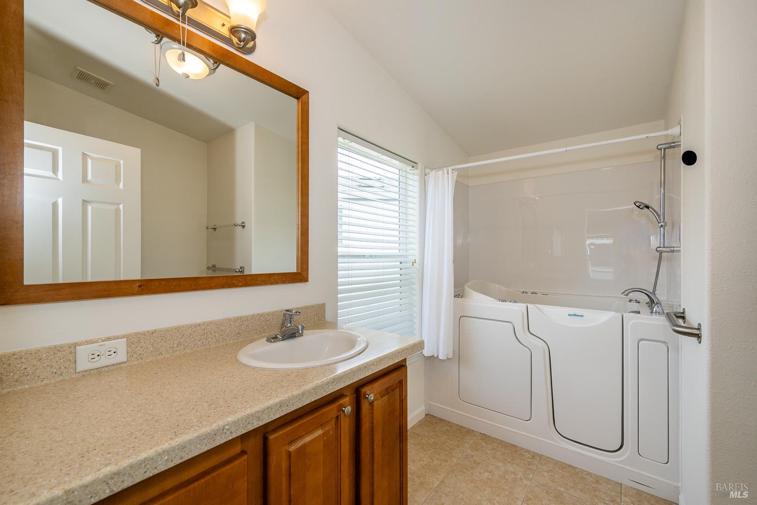 186 Redwing Drive Santa Rosa, CA 95409 - Photo 12 of 18 Primary bathroom with walk in tub