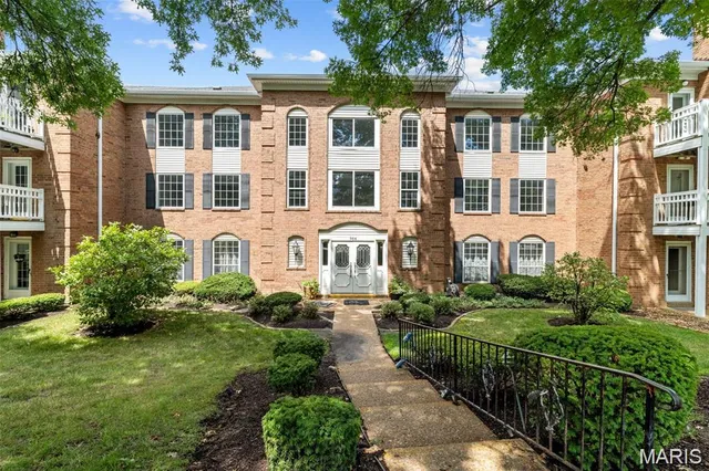 $3,200 | 964 Claytonbrook Drive, Unit 1C, Ballwin, MO 63011