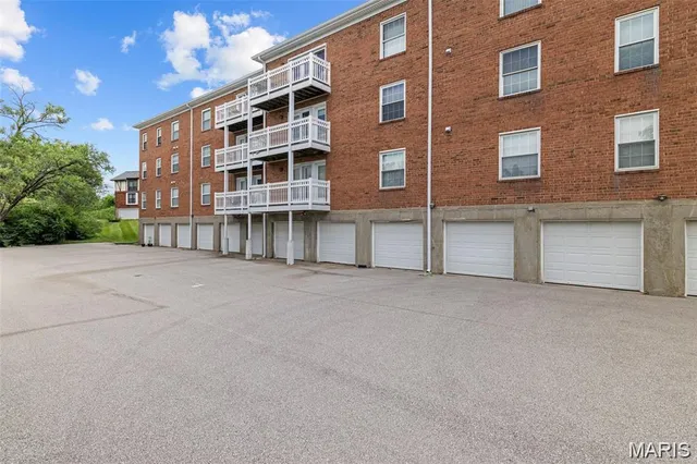 $3,200 | 964 Claytonbrook Drive, Unit 1C, Ballwin, MO 63011