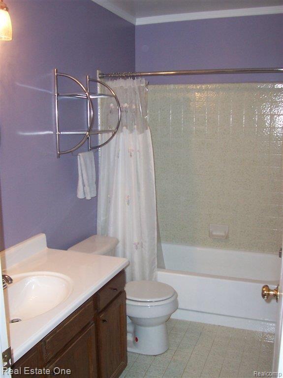 1284 Kings Cove Drive, Unit 256 Rochester, MI 48306 - Photo 14 of 20 Hall Full Bath