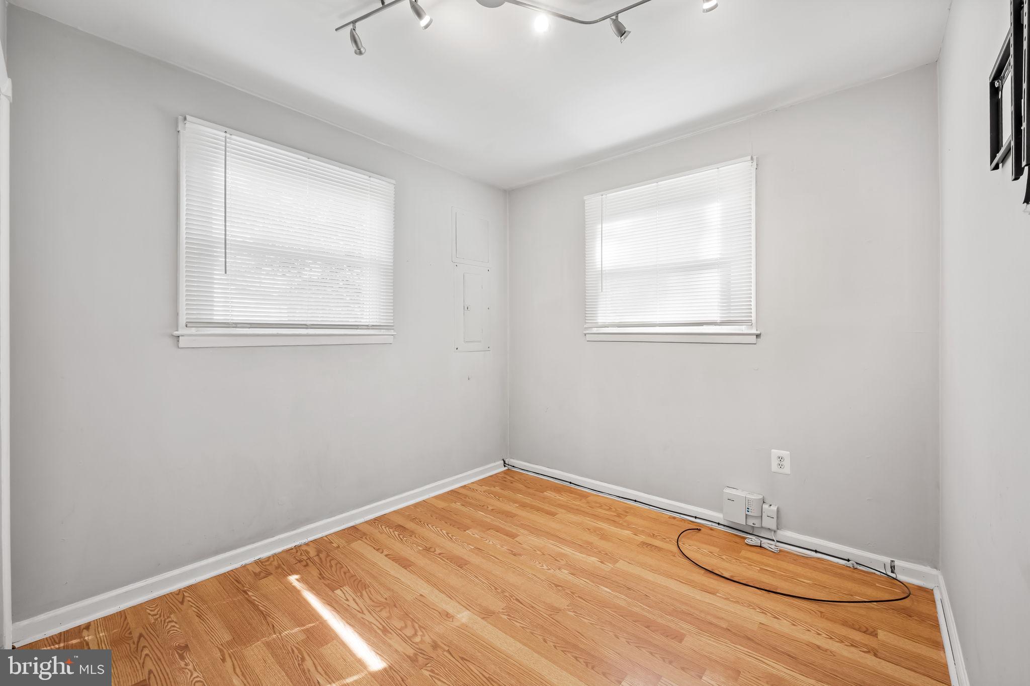 825 Cliffedge Road Baltimore, MD 21208 - Photo 18 of 37 1st main floor bedroom