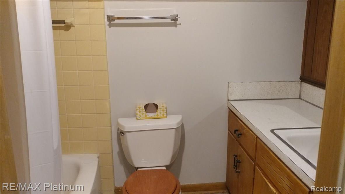 3615 Elizabeth Road Ann Arbor, MI 48103 - Photo 3 of 24 Elizabeth Bathroom Upper.jpg