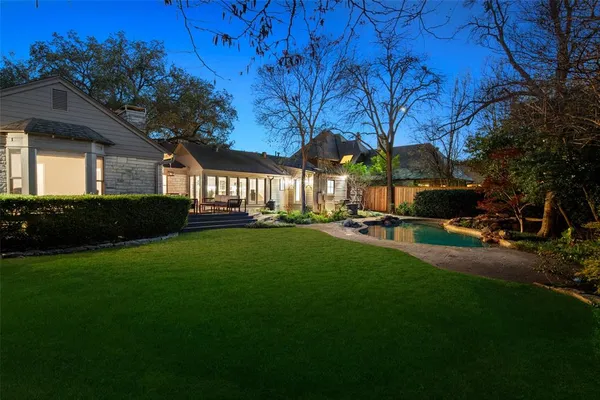 a view of a back yard