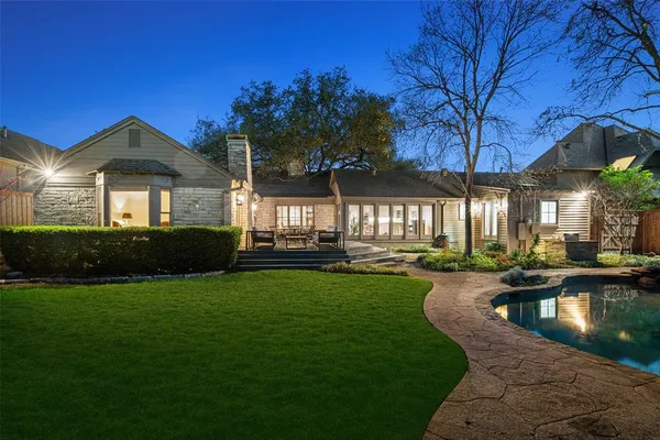 a view of a house with backyard and sitting area
