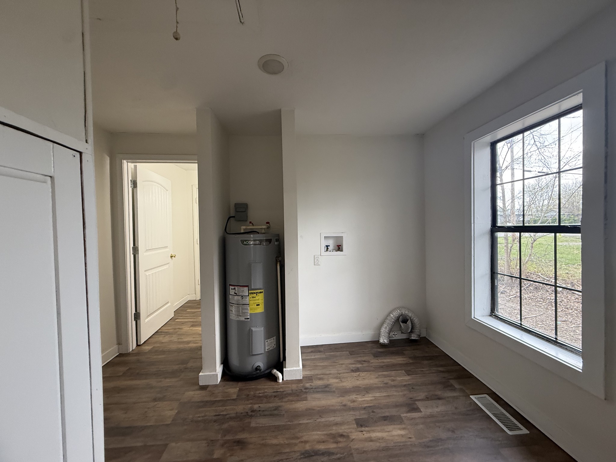209 West 3rd Avenue Hohenwald, TN 38462 - Photo 10 of 12 a view of an empty room with a window