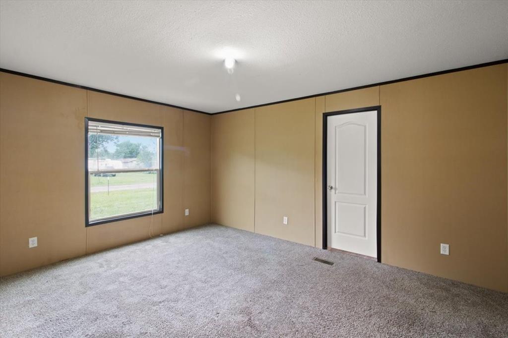 30 Galley Drive Denison, TX 75021 - Photo 4 of 18 an empty room with windows and closet