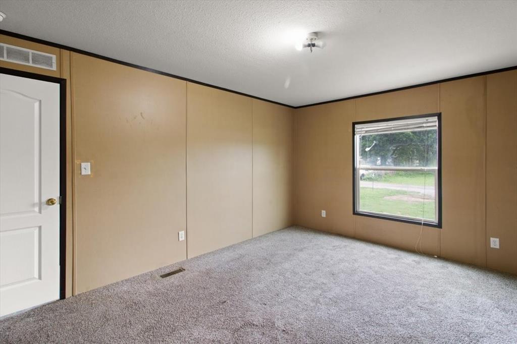 30 Galley Drive Denison, TX 75021 - Photo 5 of 18 an empty room with windows and closet