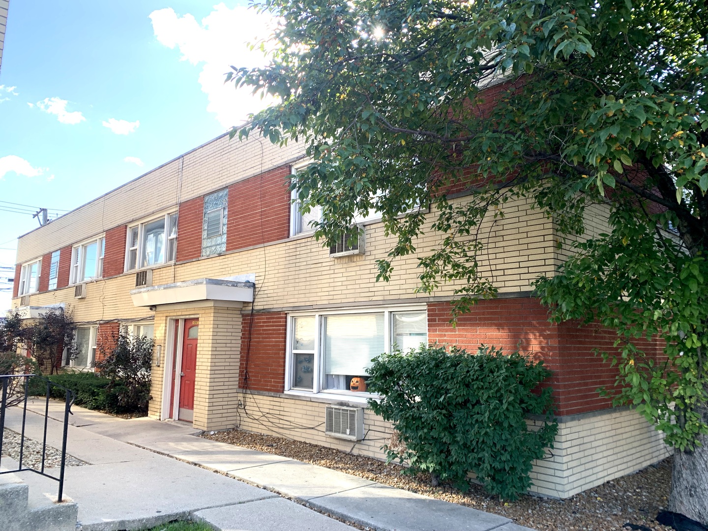 4347 West 63rd Street, Unit 2A Chicago, IL 60629 - Photo 1 of 15 a front view of a house