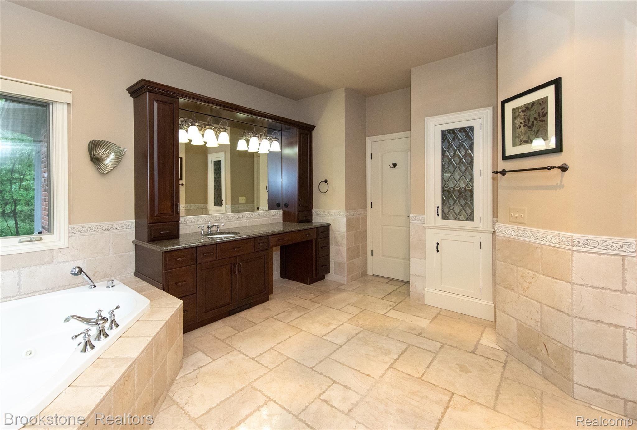 7868 Holcomb Road Clarkston, MI 48348 - Photo 35 of 60 Her Vanity