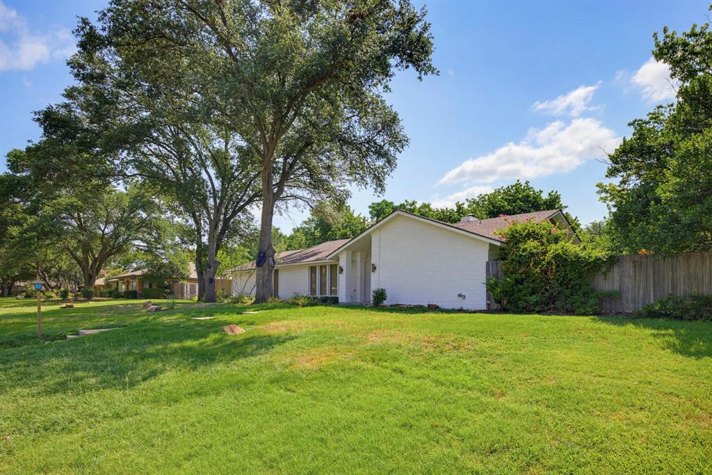21 Crosslands Road Benbrook, TX 76132 - Photo 2 of 32
