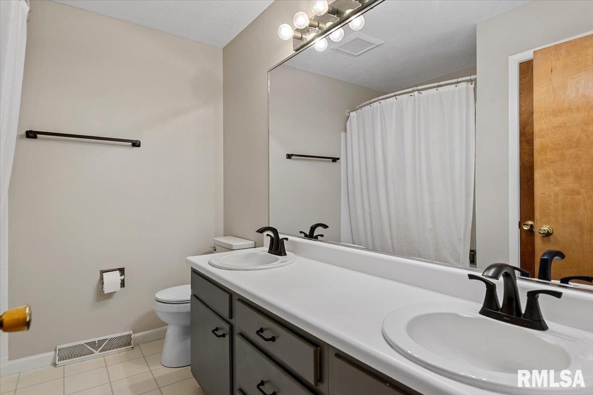 812 Roanoke Drive Springfield, IL 62702 - Photo 14 of 31