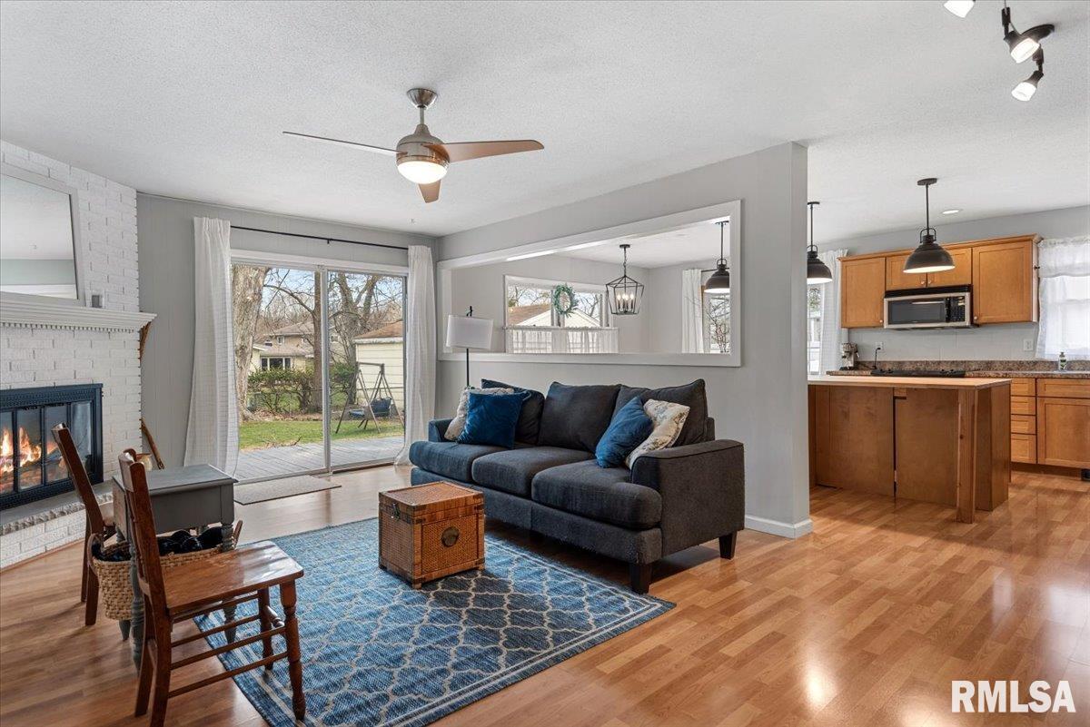 812 Roanoke Drive Springfield, IL 62702 - Photo 4 of 31