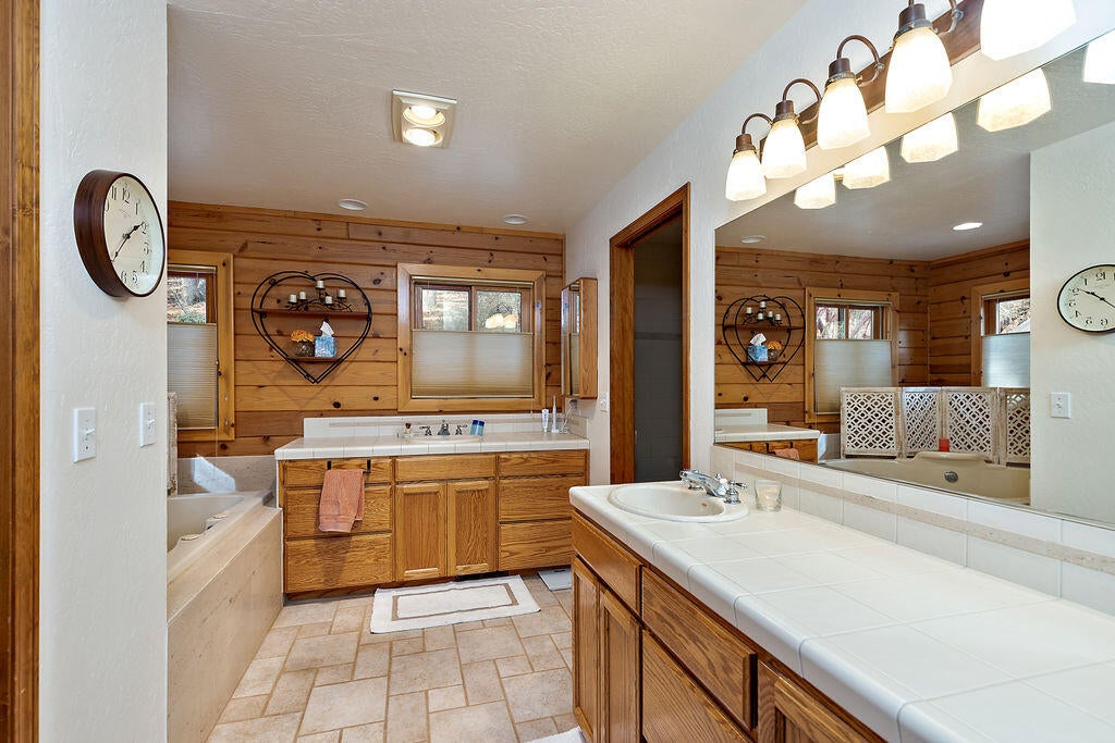 4766 Andrews Road Medford, OR 97501 - Photo 25 of 71 Primary bath room