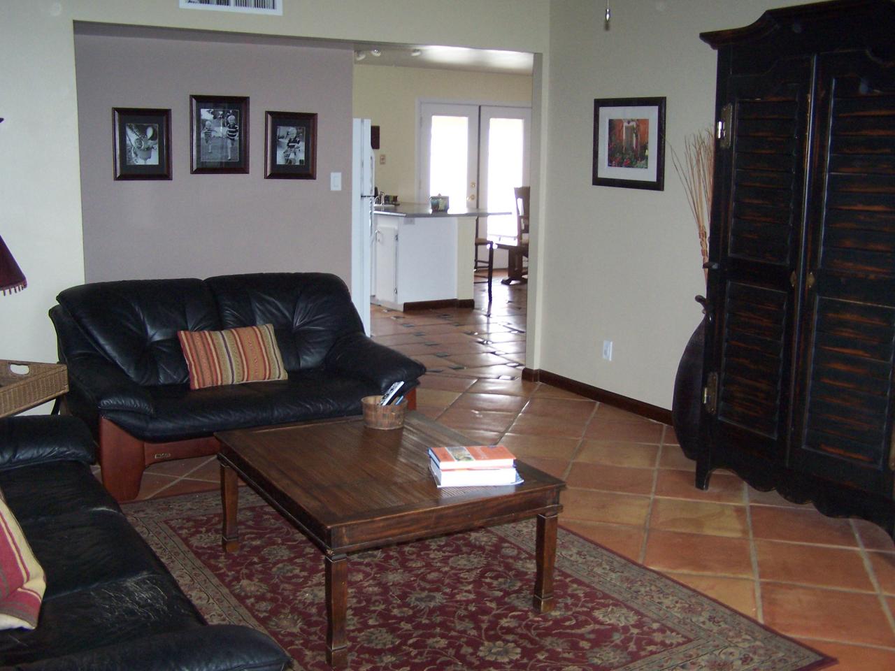 1725 West Griswold Road Phoenix, AZ 85021 - Photo 3 of 13 Living room looking into kitchen