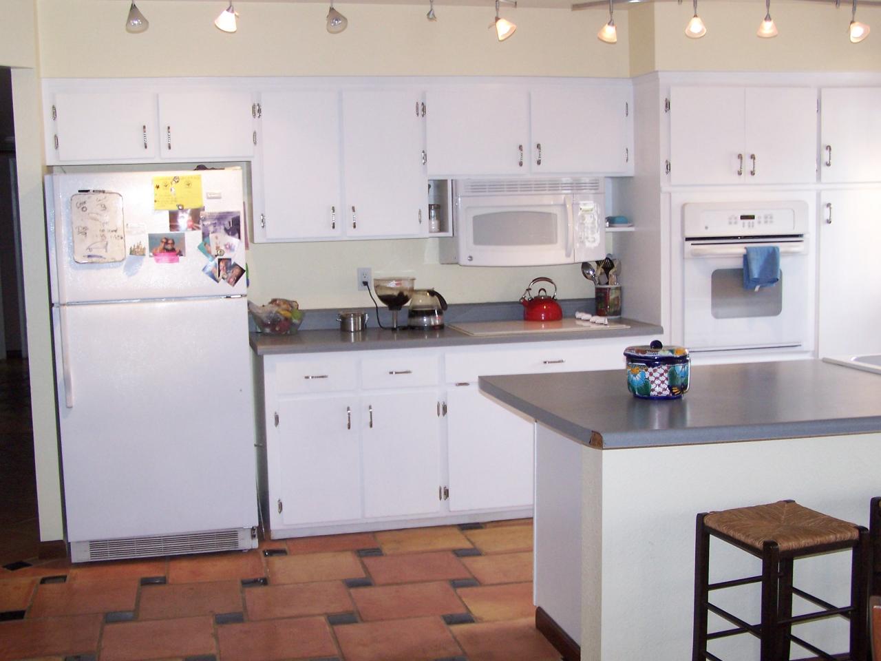 1725 West Griswold Road Phoenix, AZ 85021 - Photo 6 of 13 Kitchen with breakfast bar