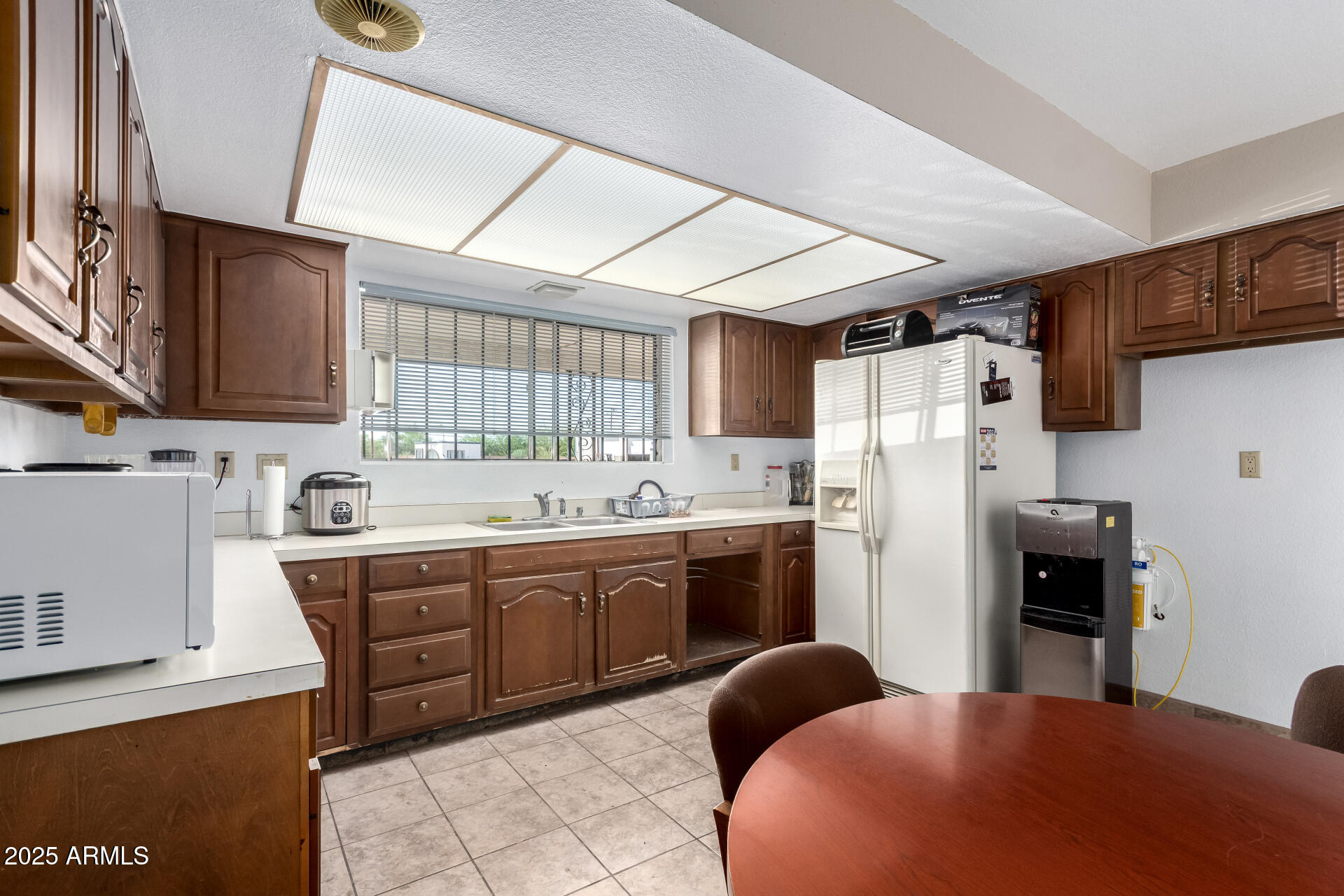 2925 East Ganley Road, Unit 121 Tucson, AZ 85706 - Photo 27 of 45 a kitchen with stainless steel appliances a sink cabinets and a refrigerator