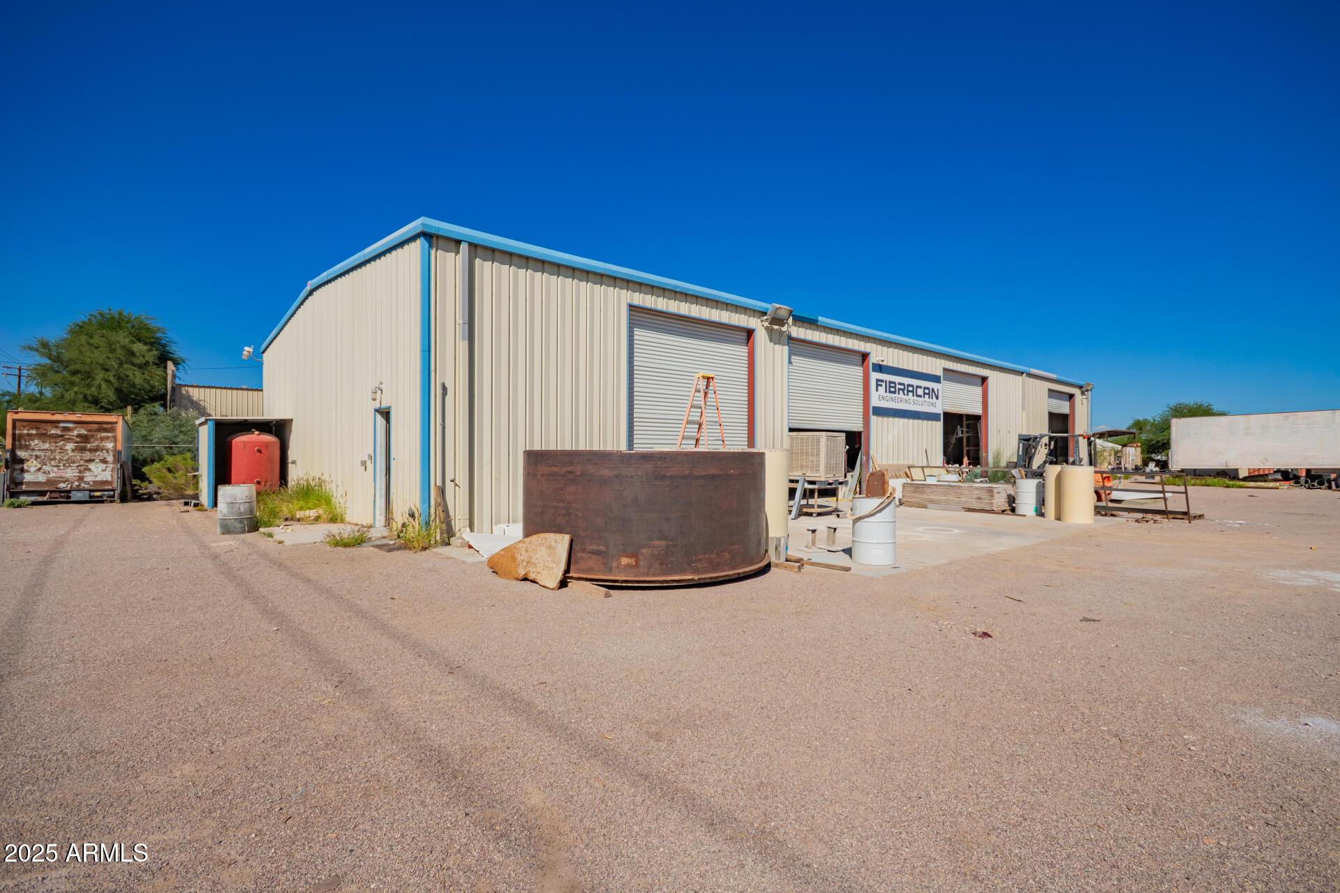 2925 East Ganley Road, Unit 121 Tucson, AZ 85706 - Photo 4 of 45 a view of a house with backyard and sitting area