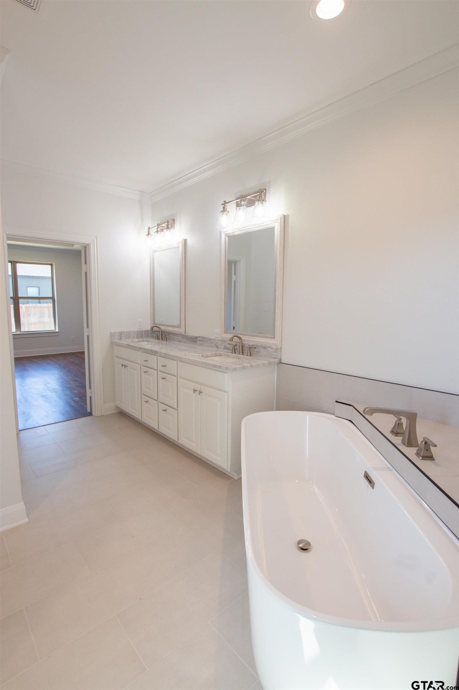 14716 Fallow Lane Tyler, TX 75706 - Photo 18 of 46 a bathroom with a bathtub and a sink