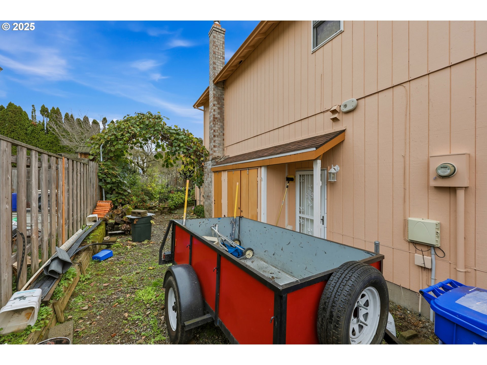 3749 Southwest 6th Street Gresham, OR 97030 - Photo 40 of 41 a backyard of a house with table and chairs