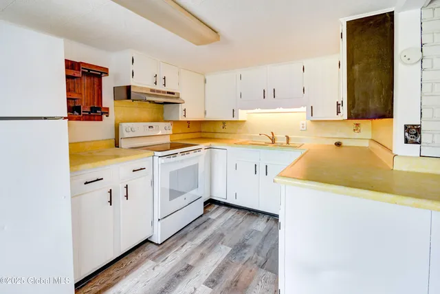 $389,000 | 122 Houseman Street, Northampton, NY 12117