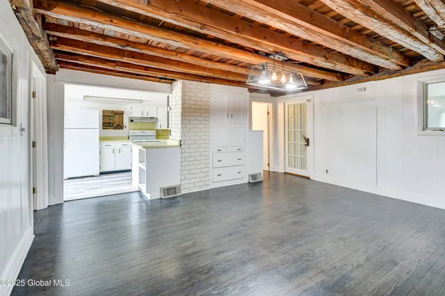 $389,000 | 122 Houseman Street, Northampton, NY 12117