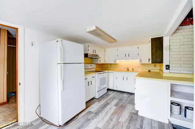 $389,000 | 122 Houseman Street, Northampton, NY 12117