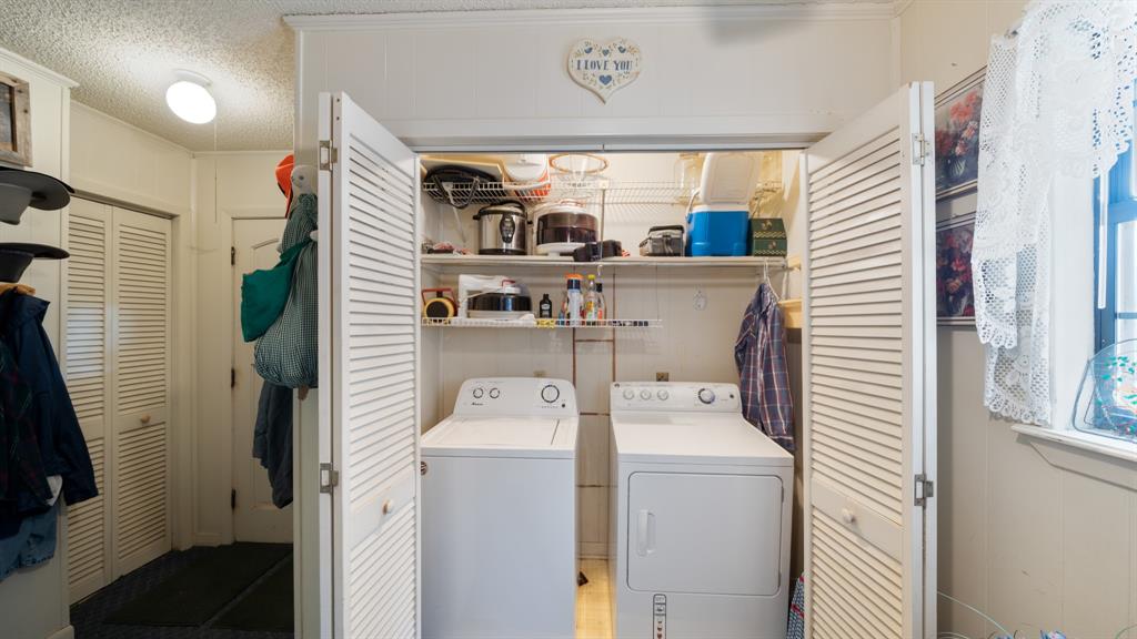 460 VZ County Road Canton, TX 75103 - Photo 14 of 24 Laundry room with a textured ceiling, washing machine and clothes dryer, and crown molding