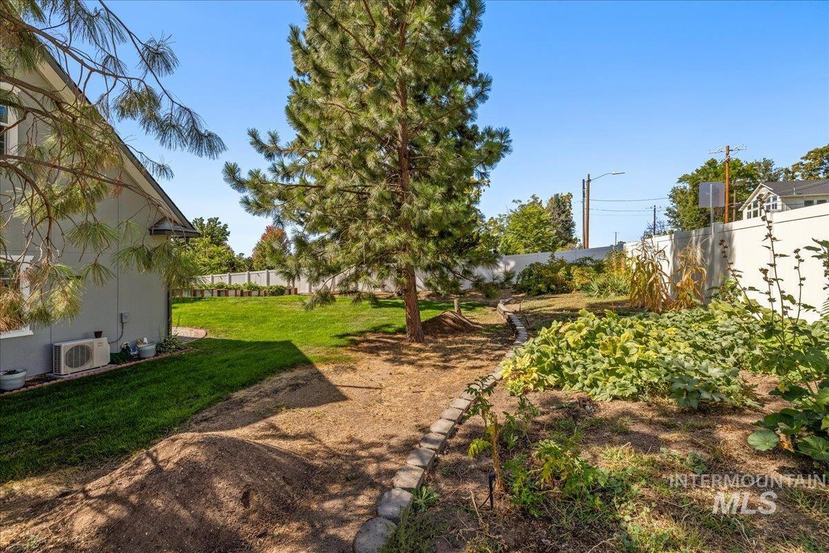 5611 West Hill Road Boise, ID 83703 - Photo 48 of 48 View of yard