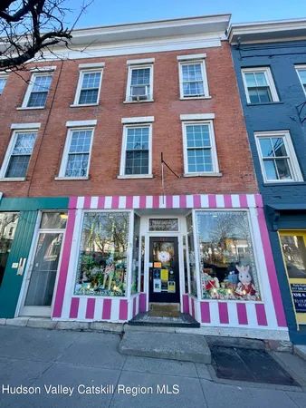 $1,900 | 707 Warren Street, Unit 2, Hudson, NY 12534