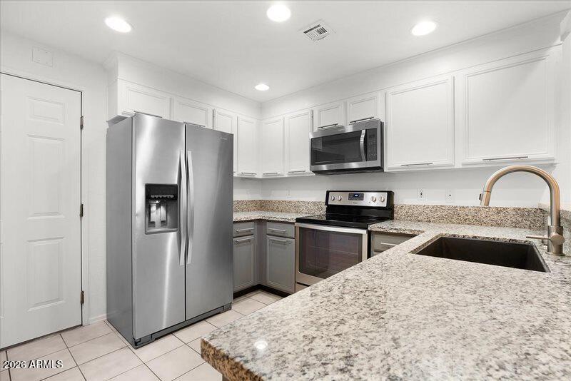 3150 East Beardsley Road, Unit 1079 Phoenix, AZ 85050 - Photo 18 of 33 21-Kitchen