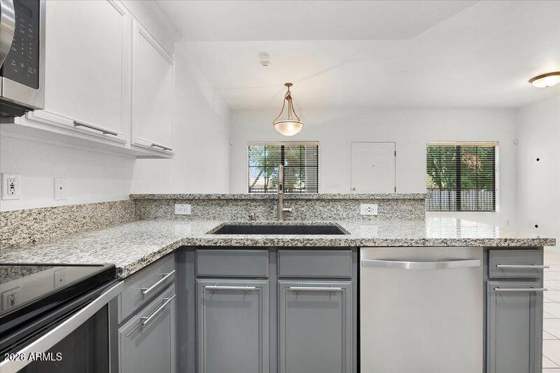 3150 East Beardsley Road, Unit 1079 Phoenix, AZ 85050 - Photo 4 of 33 24-Kitchen