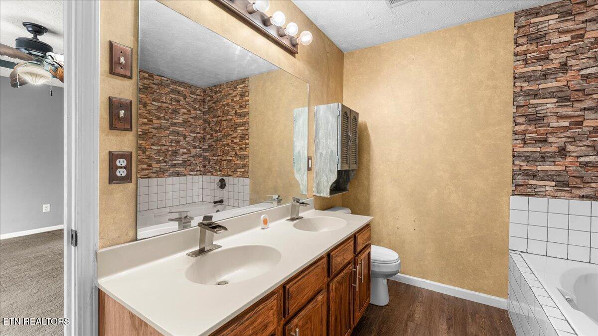 7133 Alice Springs Lane Corryton, TN 37721 - Photo 13 of 29 12-Primary Bath