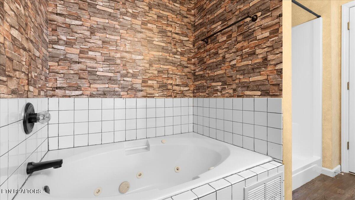 7133 Alice Springs Lane Corryton, TN 37721 - Photo 15 of 29 14-Primary Bath