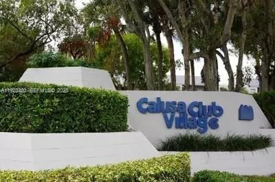 a sign that is sitting on a brick wall