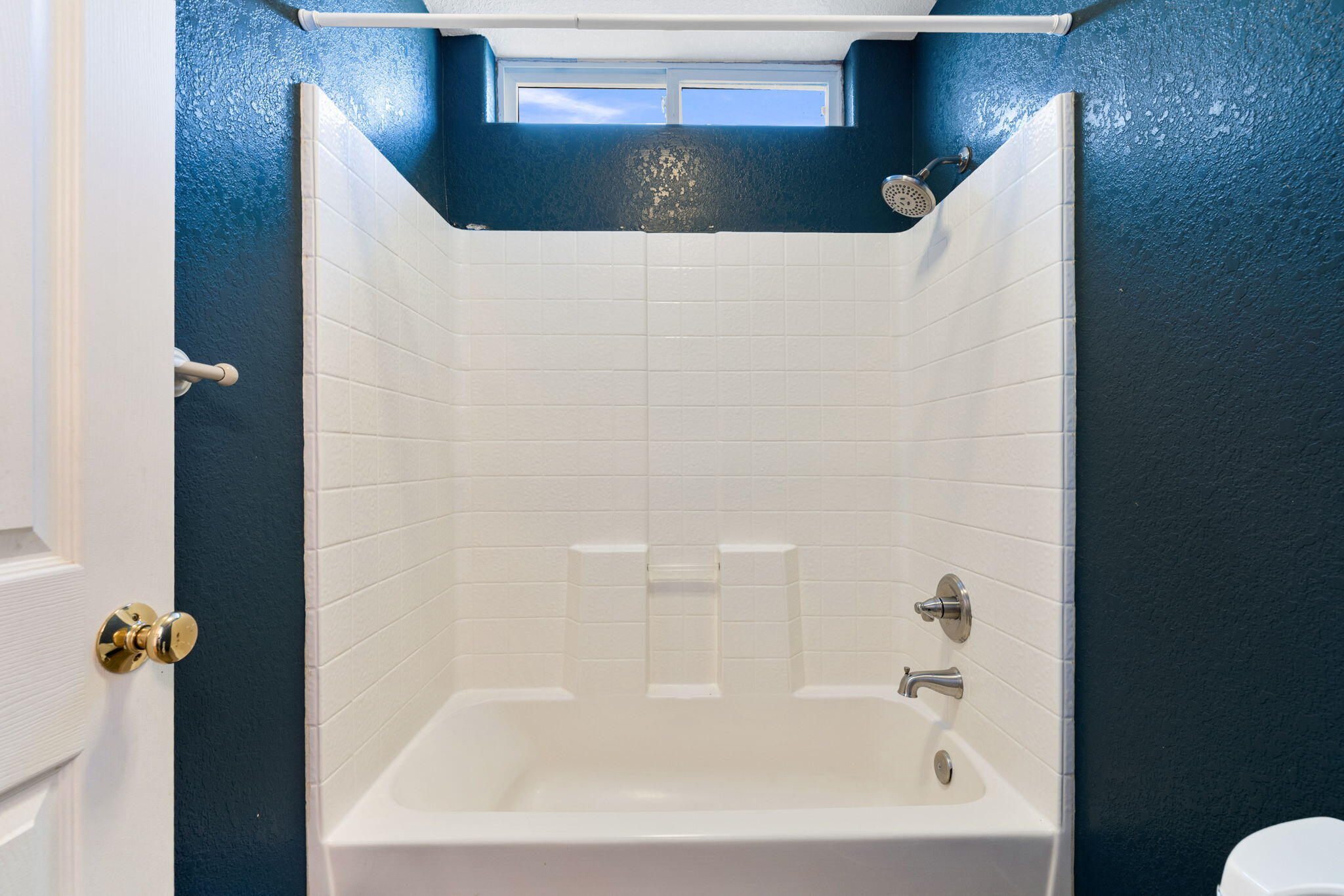 48755 Southview Place Indio, CA 92201 - Photo 35 of 55 a bathroom with a bathtub