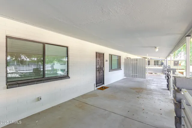 a view of livingroom with furniture