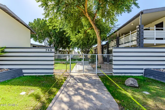 a view of yard with green space
