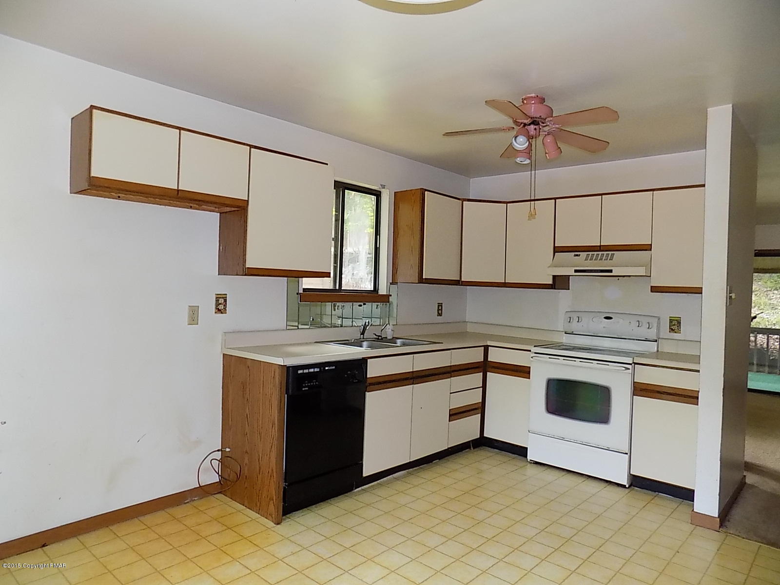 233 Sedburgh Court Bushkill, PA 18324 - Photo 2 of 15 DSCN2307