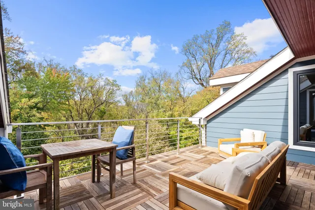 a view of sitting area with furniture