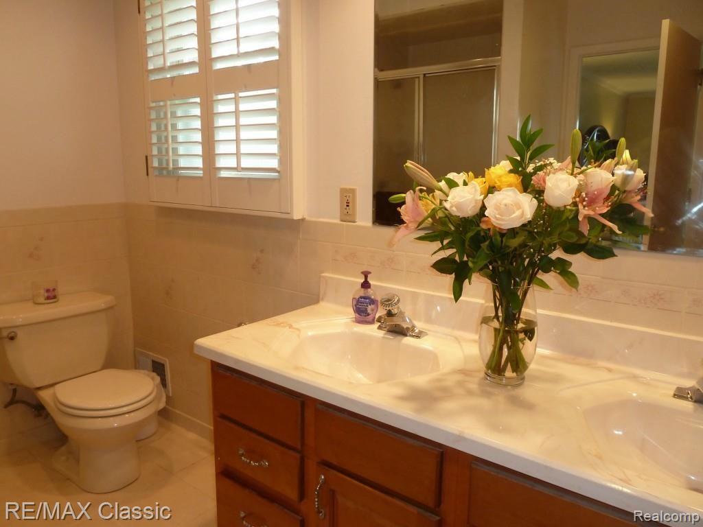 35928 Johnstown Road Farmington, MI 48335 - Photo 24 of 45 Master Bath (2).jpg
