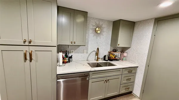 $159,900 | 14911 Wunderlich Drive, Unit 1706, Houston, TX 77069