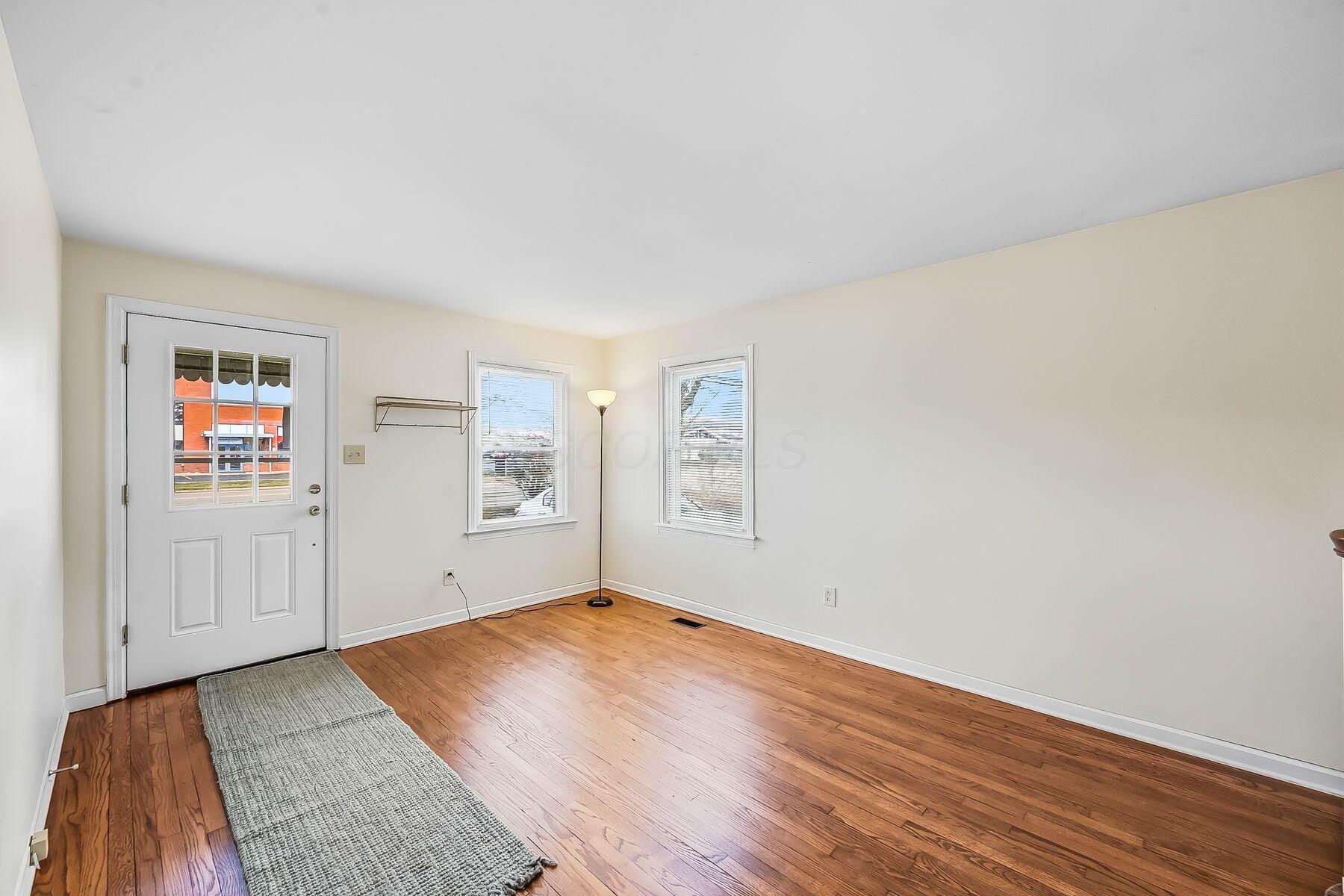 925 Kinnear Road Columbus, OH 43212 - Photo 5 of 34 Living Room
